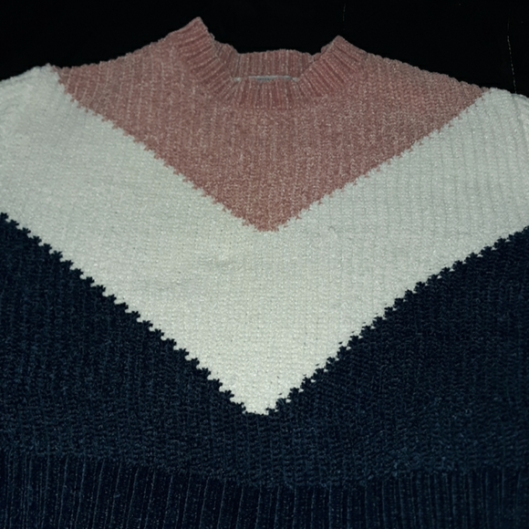 I am selling a sweater - Picture 1 of 4
